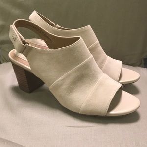 Clark’s Artisan Suede Beige Sandal Size 8.5 EUC